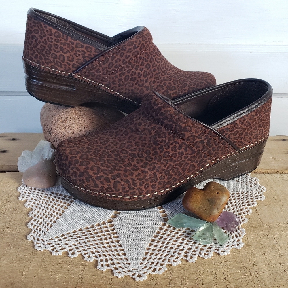 Meow Dansko Leopard Pro Clog Mini Cheetah Animal Suede Boho Gypsy Mobwife Demure - Picture 7 of 7